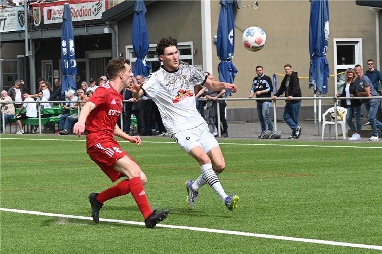 Leonard Zerwas (rechts, hier im Duell mit Maximilian Hoffmann von der SG Hochwald) wird Mendig nach der Saison verlassen und sich der SG 2000 Mülheim-Kärlich anschließen. Foto: SK
