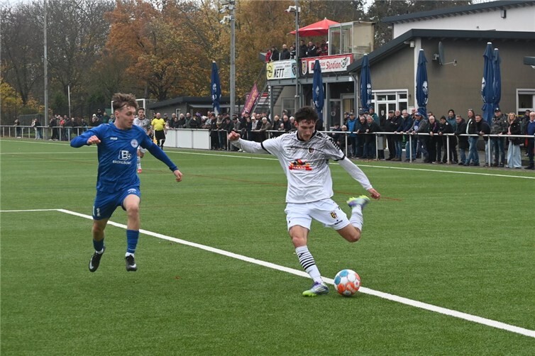Leonard Zerwas (rechts) vom SV Eintracht Mendig zog sich in Bitburg eine schwere Knieverletzung zu. Foto: SK