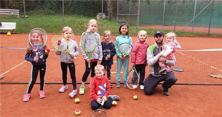 Leonas Bleffert unterstützt die Mädchen als jüngstes Mitglied des Teams. Foto: privat