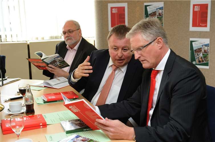 Leonhard Janta, Dr. Jürgen Pföhler und Dieter Zimmermann blättern im neuen Heimatjahrbuch des Kreis Ahrweiler. FIX