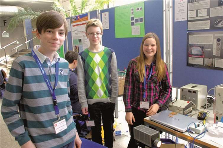 Leoni Krämer und Florian Nebenführ wurden gemeinsam mit Johannes Papendieck für ihre tolle Idee belohnt.  Privat