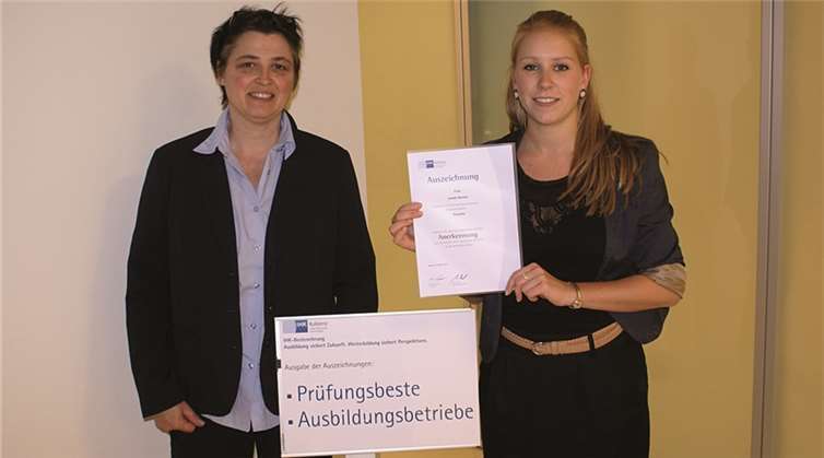 Leonie Berens mit ihrer Ausbilderin Stefanie Lammert (l.) nach der Urkundenverleihung.privat