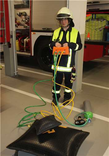 Leonie Deffland steuert zwei Hebekissen mit gewaltiger Tragkraft, mit dem z. B. eingeklemmte Personen aus landwirtschaftlichen Geräten schnell befreit werden können. Das große Kissen trägt fast 20 Tonnen, das kleine 6,3 Tonnen.Foto: KMI