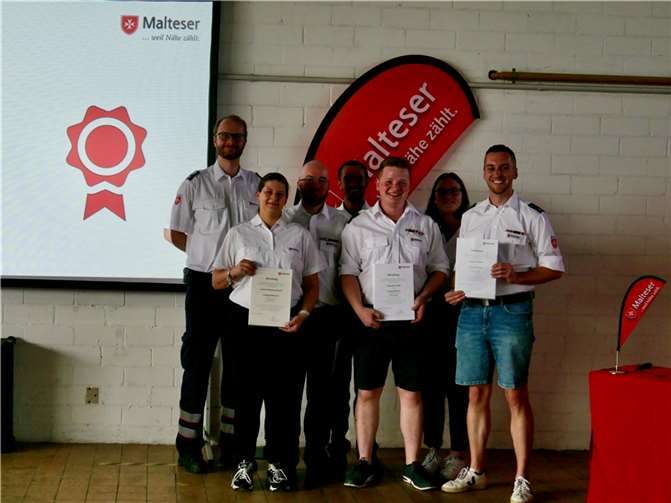 Leonie Hammerschmidt (2.v.l.), Michael Schlesiger (3.v.l.), Sebastian Hoff (3.v.r.) und Carsten Möbus (rechts) wurden zu neuen Gruppenführer:innen berufen.  Foto: Wilhelmy/Malteser