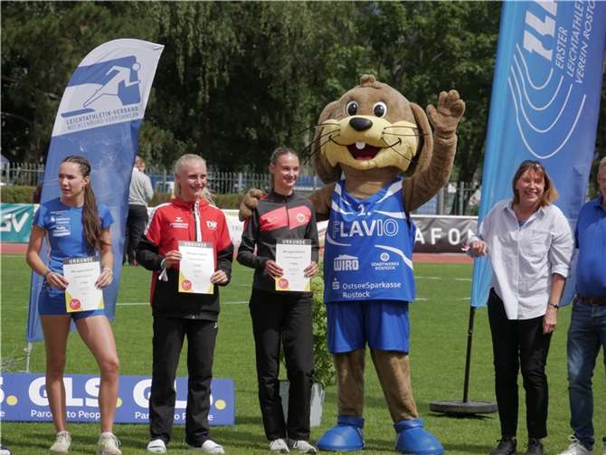 Leonie Kupser (zweite von links) bei der Siegerehrung.  Foto: DJK Ochtendung 1920 e.V.