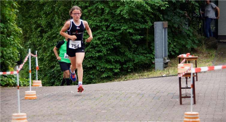 Leonie Reichel (STEULER TRIKids RSG Montabaur) gingals Siegerin im 4,2km Jedermannslauf ins Ziel.
