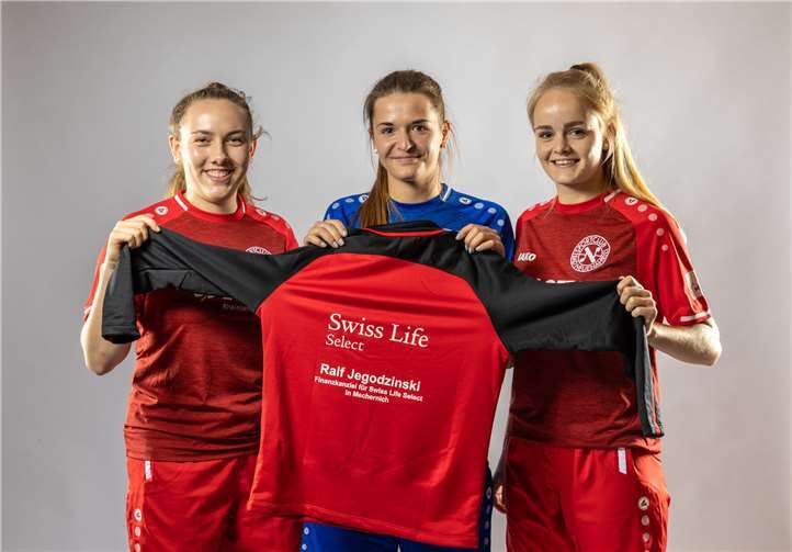 Leonie Riedewald, Marie Wenzl und Katharina Pohs präsentieren die neuen Aufwärmshirts von Swiss Life Select. Foto: Andreas Ennenbach, www.ennenbach-photography.de