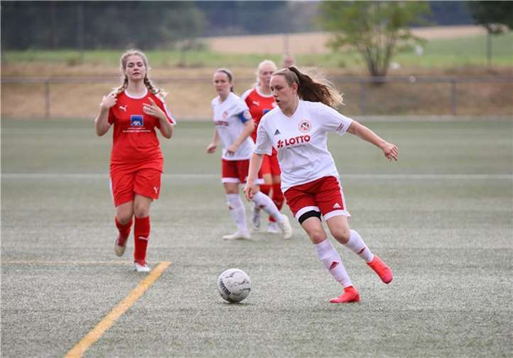 Leonie Riedewald, hier am Ball im Testspiel gegen den RSV Würges, verletzte sich.
