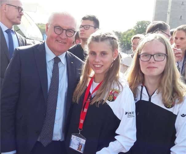 Leonie Schnitker und Ella Hess beim meet-and-greet mit dem Bundespräsidenten.Foto: privat