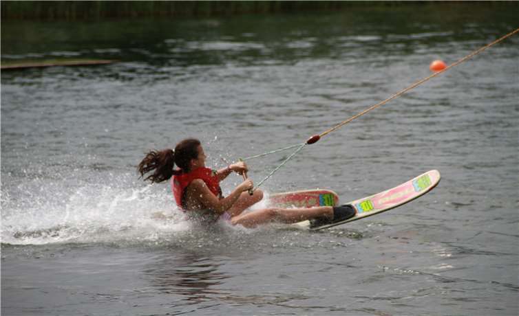 Leonie Scholz versucht sich auf Wasserskiern.