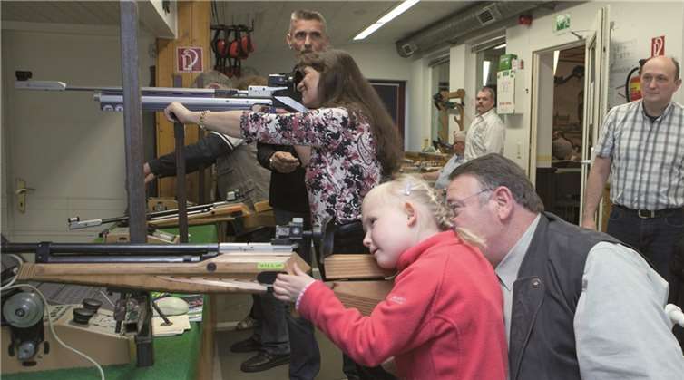 Leonie Wagner machte mit dem Lasergewehr unter fachmännischer Anleitung mit beim Ostereierschießen in Villip.