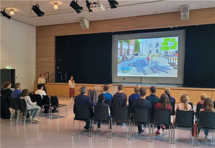 Leonie Woll (links) und Pia Franziskus von der Stadtberatung Dr. Sven Fries stellten das Projekt bei der Auftaktveranstaltung vor.  Fotos: Stadt Bendorf