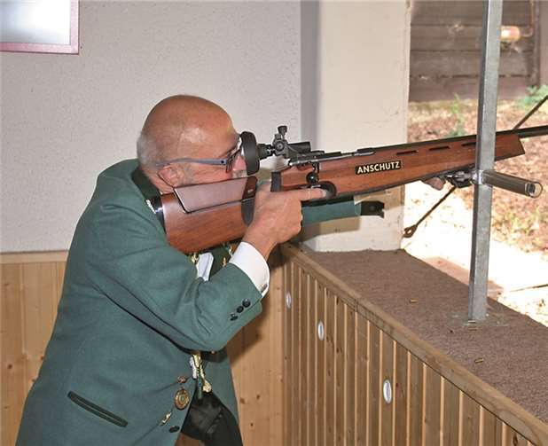 Leopold Gottschlich gibt den 81. und letzten Schuss auf den Rumpf ab.