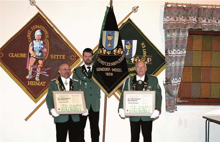 Leopold Gottschlich und Heinrich Heiermann erhielten das St. Sebastianus- Ehrenkreuz des Bundes der Historischen Deutschen Schützenbruderschaften.