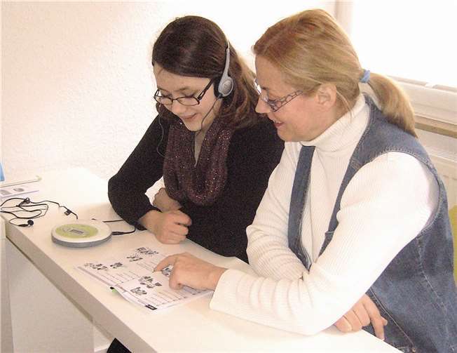 Lerncenter-Leiterin Lieselotte Jack beim Sprachtraining mit Siebtklässlerin Laura, die dank der Kumon-Lernmethode ihre Schulnoten deutlich verbessern konnte. BÜN