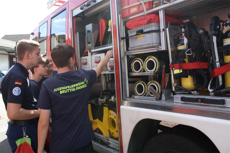Lernen am Einsatzgerät. Für eine spätere Übernahme in das Team der Freiwilligen Feuerwehr muss man sich viel Wissen aneignen.