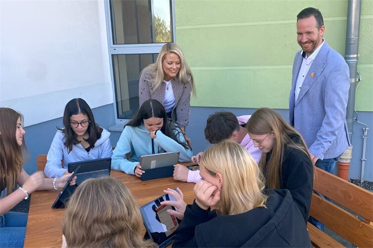 Lernen an der frischen Luft - Anna Döpgen (VG Vordereifel) und Bürgermeister Timo Kanzinger (beide stehend) mit einigen Lernenden aus der Klasse 8a