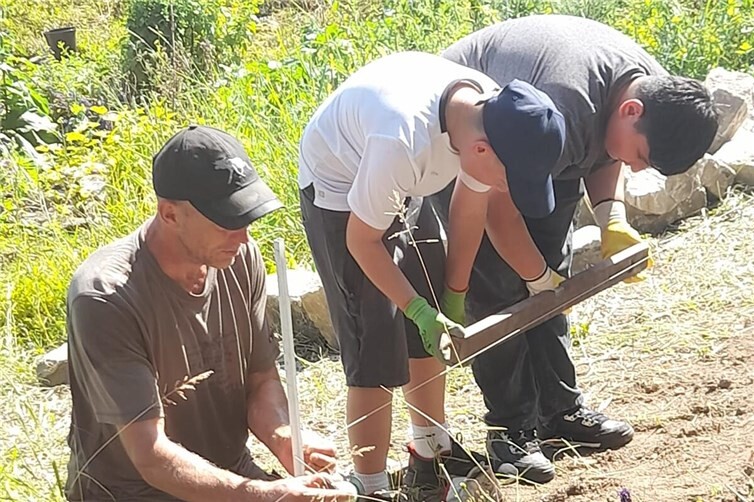 Lernen durch Mitmachen: Unter Anleitung der Stadtgärtner sammeln die Jugendlichen der IGS Remagen praktische Erfahrungen bei Bau einer Trockenmauer.