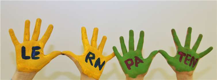 Lernpaten sind als Vertrauenspersonen der Kinder in den schulischen Alltag eingebunden.Georg Schuch