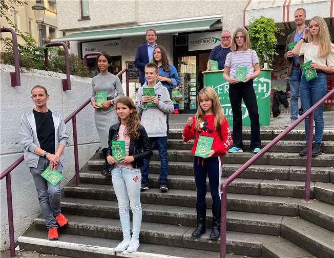 Lese- und scheibbegeisterte Schülerinnen und Schüler schufen mithilfe des erfahrenen Autors ein eigenes Werk über Moos, die Wildbiene. Foto: Nicole Anker