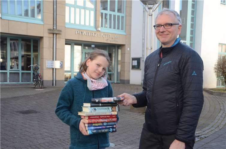 Lesen ist manchmal ganz schön schwer. Die neue Kreissiegerin im Vorlesen Valesca Vogel mit dem veranstaltenden Buchhändler Christoph Ahrweiler von der Buchhandlung Kayser vor der Öffentlichen Bücherei St. Martin am Lindenplatz in Rheinbach. Quelle: Rheinbach Liest