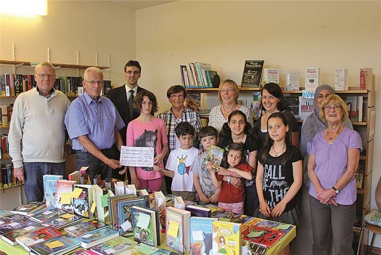 Leseratten, das Bücherei-Team und Thomas Schirmer bei der Spendenübergabe. T. Hoffmann