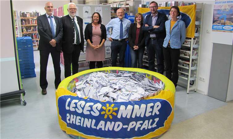 Lesesommer-Preisziehung (v.l.): Christoph Kraus (Wissenschaftsministerium), Reinhard Oelbermann (CDU Landtagsabgeordneter), Giorgina Kazungu-Haß (SPD-Landtagsabgeordnete), Günter Pflaum (stellvertretender Leiter Landesbibliothekszentrum). Sylvia Hey (Europapark-Repräsentanz), Marcus Neumann (Neumann-Design), Kerstin Völker (Landesbibliothekszentrum).  Landesbibliothekszentrum Rheinland-Pfalz