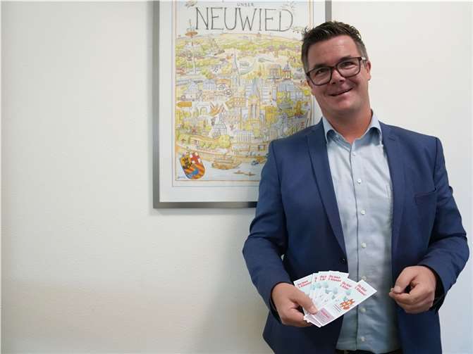 Lesespaß für Grundschulkinder: Bürgermeister Peter Jung besorgte für jedes Kind einen Gutschein, damit die Erstklässler von Beginn an Neuwieds Stadtbibliothek nutzen können.  Foto: Stadt Neuwied/Melanie Lange