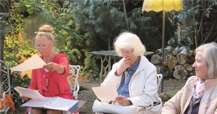 Lesetheater mit von Monika Clever ausgesuchten Überraschungstexten. Gemeinde Wachtberg