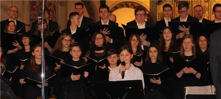 Lesungen aus dem Lukas-Evangelium bildeten einen erzählerischen Rahmen um die Chorgesänge.