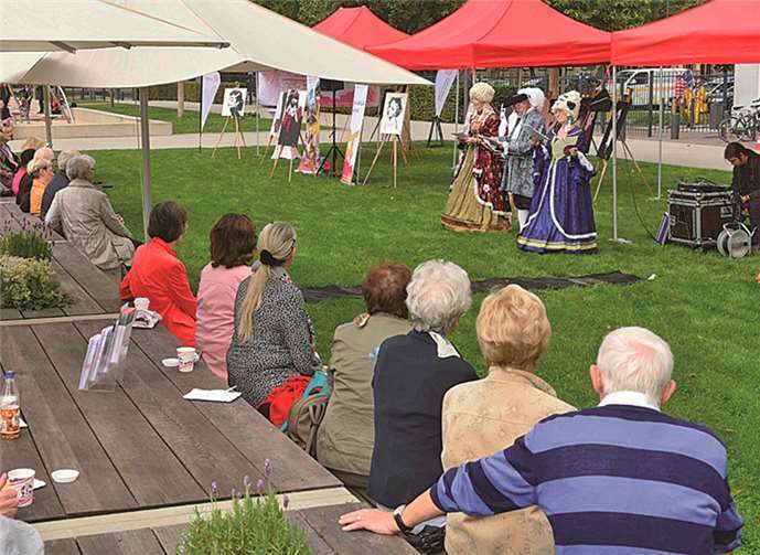 Lesungen und ausgestellte Kunstwerke lockten viele Besucher in die Koblenzer Gärten. Dietmar Guth