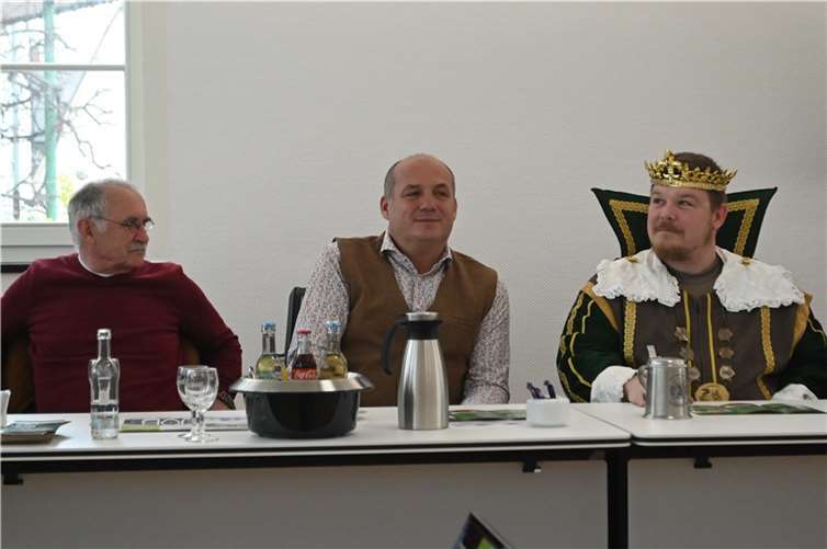 Letzte Absprachen: Komitee-Präsident Jürgen Mittler (Mitte) und Komitee-Geschäftsführer Ernst Einig mit Gambrinus Tim Herrmann.