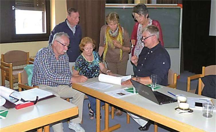 Letzte Abstimmungen zum Ablauf besprachen der Referent aus Karlsruhe und der Moderator aus Andernach mit dem Veranstaltungsteam von Koblenz, Neuwied und Bad Neuenahr-Ahrweiler. privat