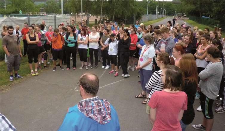 Letzte Ansagen und Spannung vor dem Start des Sponsorenlaufs, der insgesamt 10.200 Euro für die Elterninitiative krebskranker Kinder Koblenz erbrachte. privat