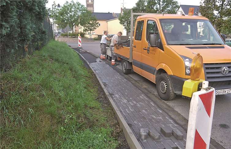 Letzte Baumaßnahmen am Gehwegkreisel in Ollheim.privat