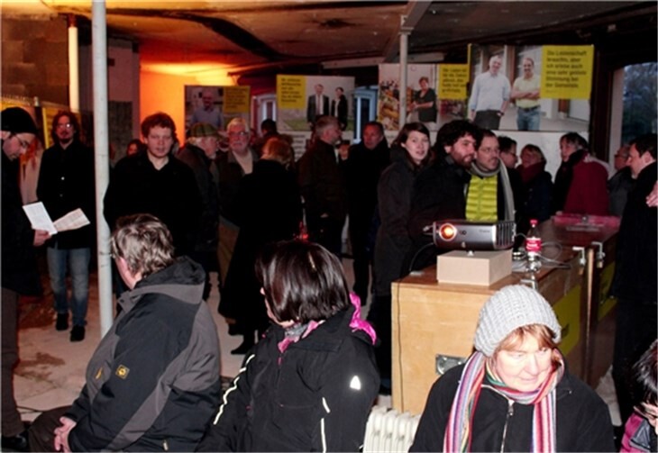 Letzte Besprechung von Florian Kluge (r.) mit Swen Geiss, Daniel Schmitz und Miriam Hamel, während Jan-Willem Beeren (l.) sein Manuskript überfliegt. -DL-