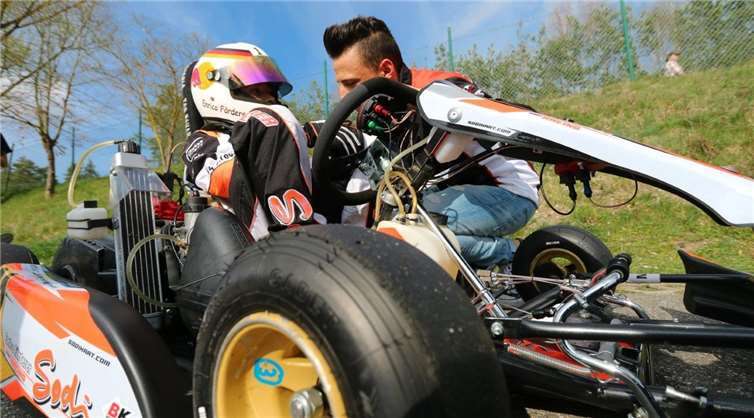 Letzte stärkende Worte, bevor das Rennen beginnt.Enrico kann sich auf sein Team blind verlassen.