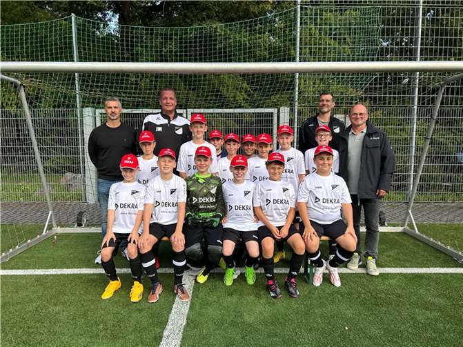 Letzten Donnerstag fand die Übergabe eines gesponserten Trikotsatzes für die D-Jugend des SVA statt. Fotos: privat