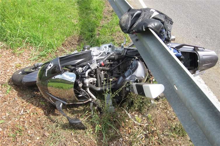 Letztendlich mit der Leitplanke kollidiert war der Motorradfahrer auf auf der L 73 zwischen Insul und Schuld.