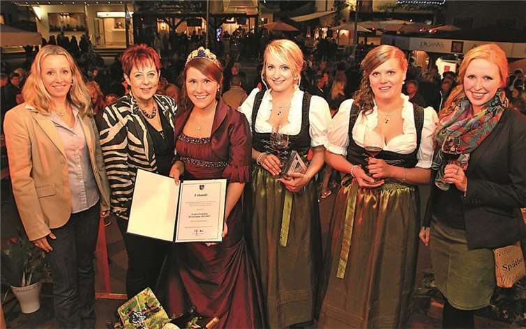 Letzter Akt für die scheidende Dernauer Weinkönigin Evelyn Creuzberg (3. v. l.). Stolz präsentierte sie die Urkunde des Kreises. Mit dabei (v. l.): die beiden Moderatorinnen Ingrid Näkel-Surges und Martina Mindermann, die beiden Prinzessinnen Jana Großgarten und Tanja Kreuzberg und die ehemalige Deutsche Weinkönigin Julia Bertram. BÜN