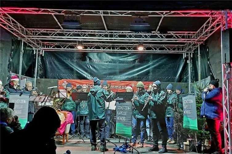 Letzter Auftritt des Jahres 2024 für die Schützenkapelle beim Obermendiger Weihnachtsmarkt.  Foto: privat
