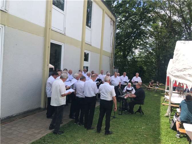 Letzter Auftritt mit Chorleiter Jürgen Hofstötter. Fotos: privat