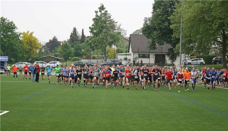 Letztjähriger Start über 10 Kilometer auf dem neuen Kunstrasenplatz. Foto: privat