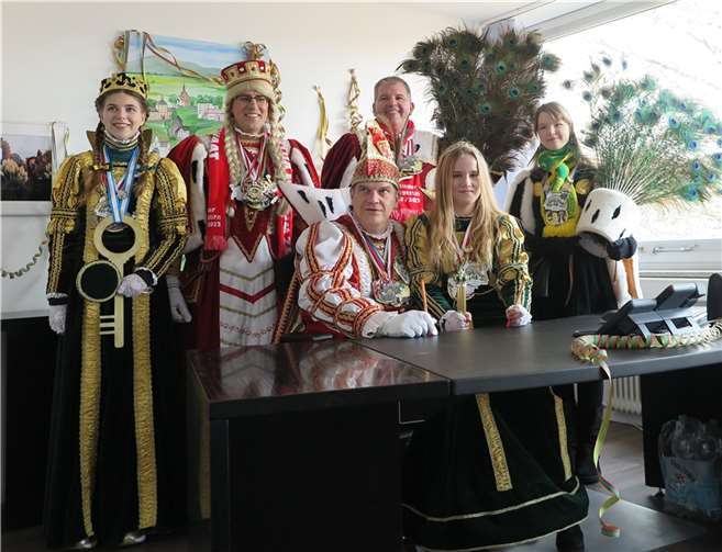 Letztlich musste sich Schmidt der Übermacht aus dem Villiper Dreigestirn mit Prinz Nils I. (Röser), Bauer Christian I. (Neuburg) und der Jungfrau Johanna II. (Kühlwetter) und dem Fritzdorfer Kinderdreigestirn Prinzessin Sara I. (Pischel), Bäuerin Jana I. (Niemz) und Jungfrau Kitana I. (Kläser) geschlagen geben.