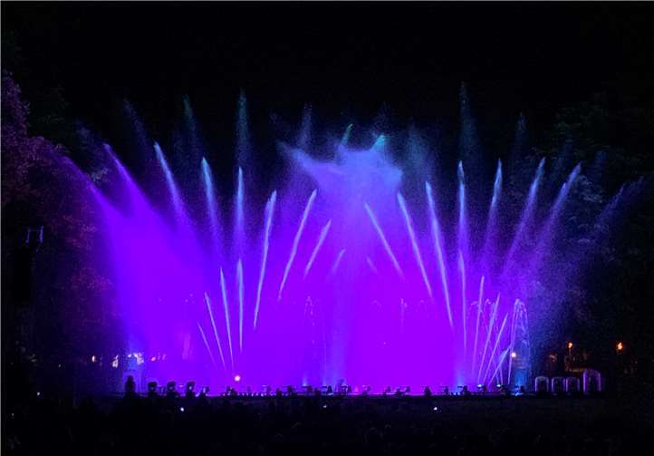 Leuchtende Farben, beeindruckende Fontänen und Musik – das Zusammenspiel dieser Elemente zeichnet die Klangwelle aus. Fotos: ROB