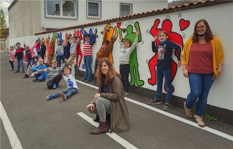 Leuchtende Graffiti-Figuren schmücken nun die Wände des Schulhofs der Grundschule Niederwerth.Foto: privat