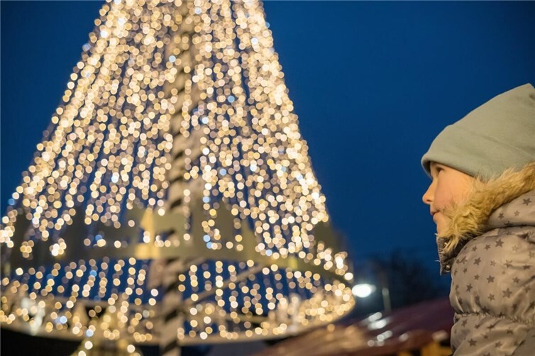 Leuchtende Kinderaugen im Weihnachtsdorf. 