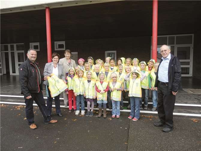 Leuchtwesten für die Schulanfänger gab es jetzt in Sinzig. privat