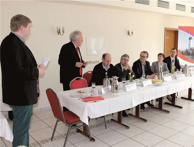 Leuning stellt die Podiumsteilnehmer vor: Landratskandidat Dietmar Tendler, Markus Tilgner, Michael Pieck, Folke große Deters (Moderation), Bürgermeisterkandidatin Gisela Hein und Hans-Peter Kröger. privat