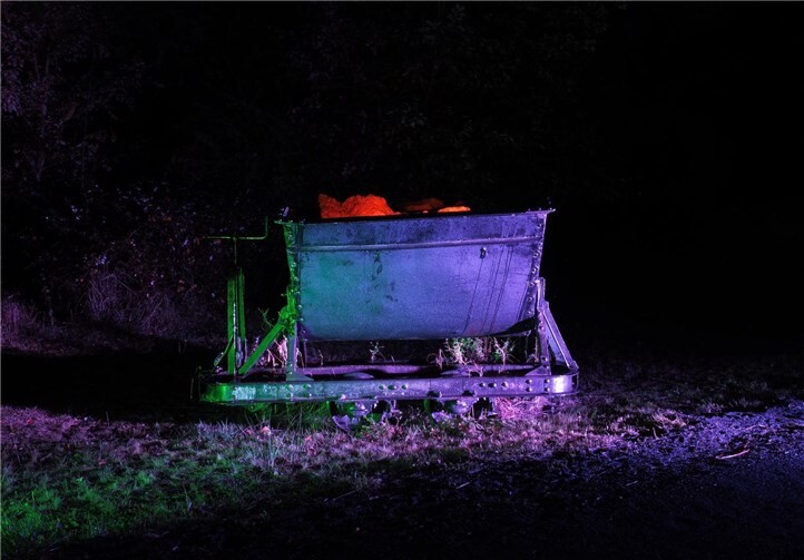 Leutende Loren, ehemalige Grubenkräne und basaltene Abbauwände werden spektakulär illuminiert.